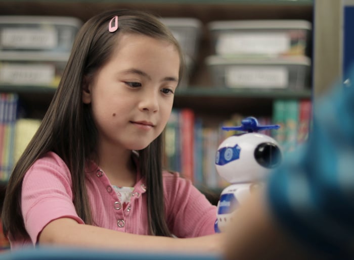 Student-with-Acellus-Bot Học sinh nữ mầm non tập lập trình robot acellus trong chương trình STEM 10.