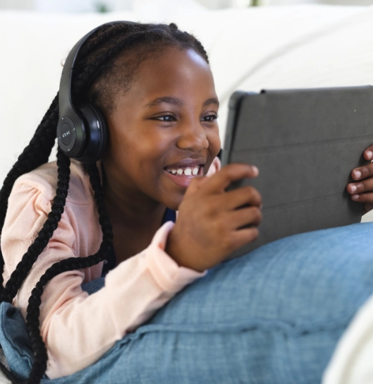 AA Student 3 học sinh ở mỹ học online tại nhà trên iPad