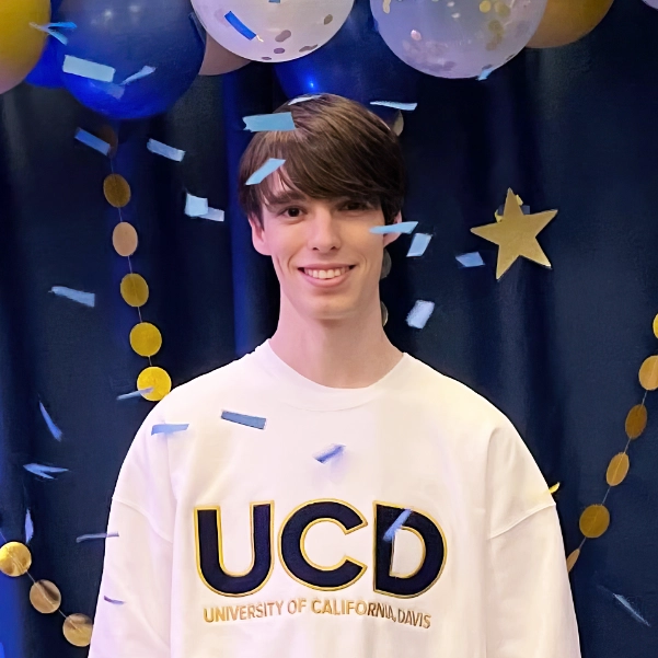 Jay Khadder Jay Khadder đậu đại học UC Davis sau khi tốt nghiệp Acellus