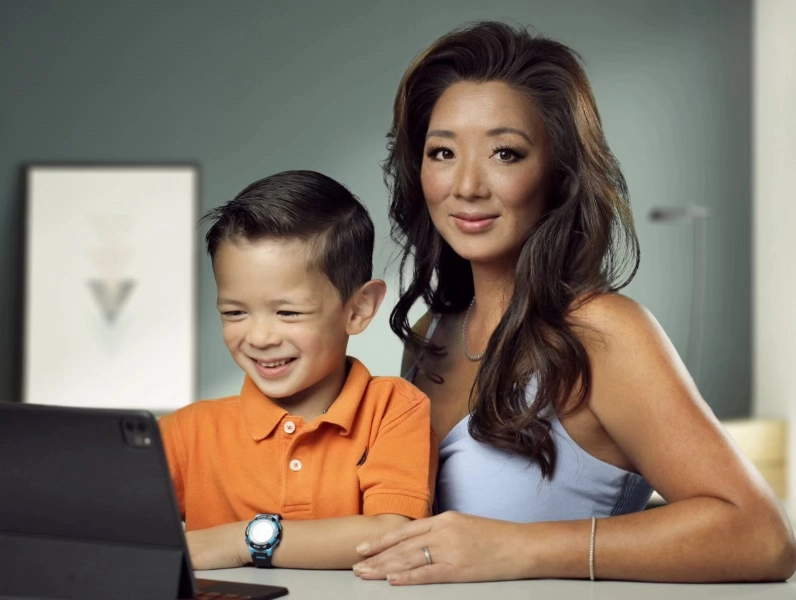Bản Tin cho Phụ Huynh mẹ và con đọc bản tin phụ huynh Acellus